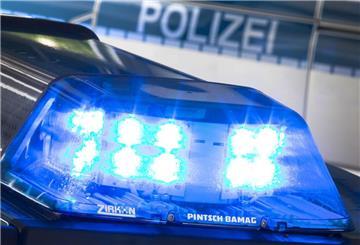 Eine Blaulicht leuchtet auf dem Dach eines Polizeiwagens.