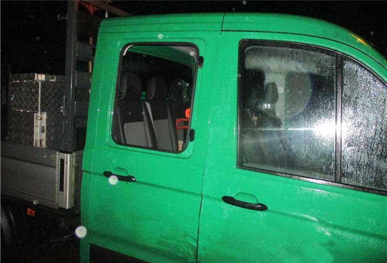 Vandalismus in Leherheide am frühen Montagmorgen Ein grüner Pritschenwagen mit eingeschlagenem Fenster.