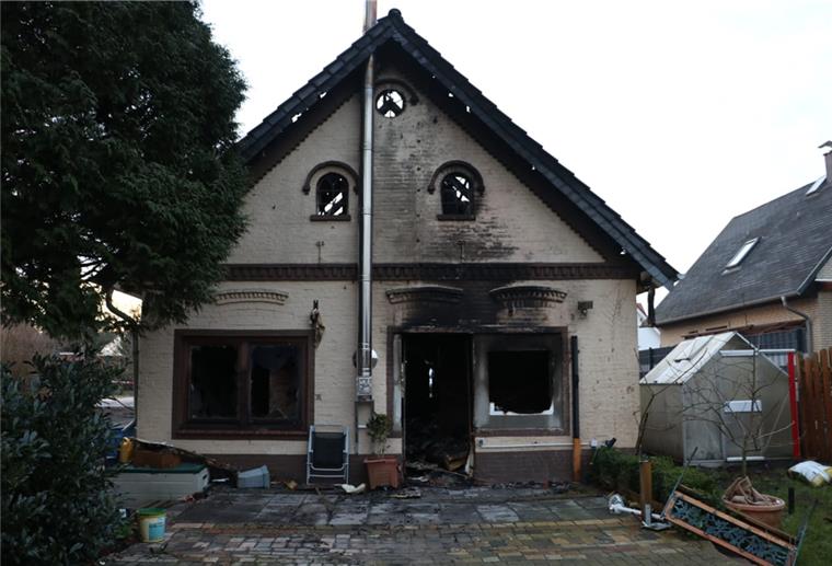 Unbewohnbar: Das Einfamilienhaus in Lunestedt ist ausgebrannt. Die Familie braucht Hilfe.