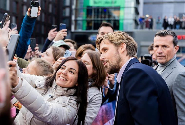 „The Fall Guy“: Emily Blunt und Ryan Gosling in Berlin Und auch Ryan Gosling posiert für Selfies mit wartenden Fans.