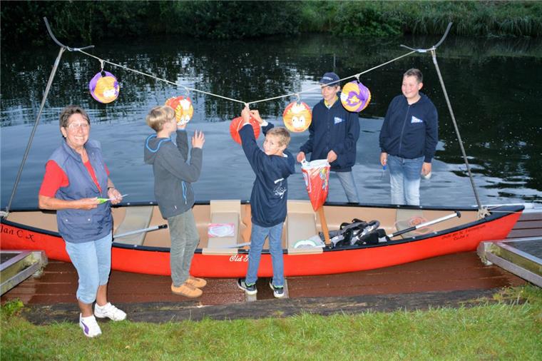 Seefest ohne Wettkampf und Show auf dem Wasser Und dann ging es doch noch aufs Wasser. Hanna Hagenah (von links), Max, Josef und Marc schmücken ihr Kanu für die Lampionfahrt.