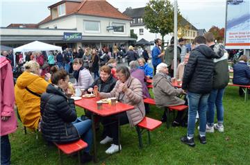 ...und die Bierbänke, wo die Leckereien dann verzehrt wurden. Foto: Schmonsees