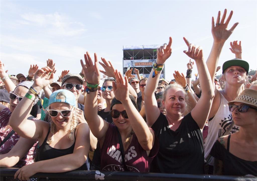 Und die Fans feiern und feiern.