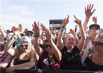 Und die Fans feiern und feiern.