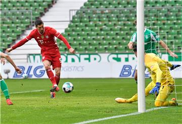 Und er trifft: Bayerns Robert Lewandowski erzielt gegen Bremens Torwart Jirí Pavlenka nicht nur das zum 0:3 gegen Werder, sondern auch sein 268. Tor in der Bundesliga. 