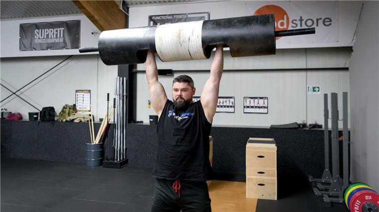 Er wirft Steine wie Obelix: Lucas Underwood stellt als Strongman Rekorde auf Ein Mann hebt schwere Gewichte über den Kopf.