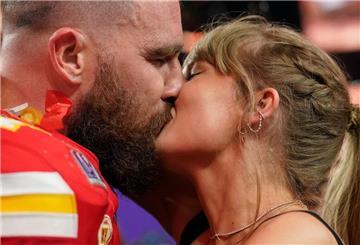Und Kuss: Inzwischen sind Taylor Swift und Travis Kelce verlobt. (Archivbild)