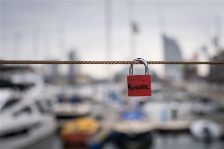 Und plötzlich waren alle weg: Die Liebesschlösser an der Lloydbrücke in Bremerhaven sind aus Versehen alle abgenommen worden.  Ein einziges hängt dort wieder. 