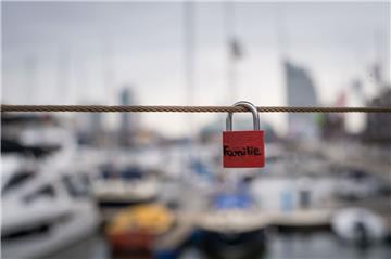 Und plötzlich waren alle weg: Die Liebesschlösser an der Lloydbrücke in Bremerhaven sind aus Versehen alle abgenommen worden.  Ein einziges hängt dort wieder. 