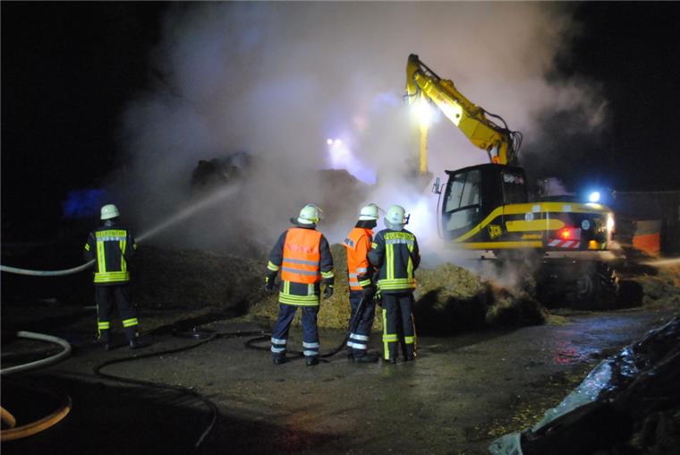 Nächstes Feuer: 150 Strohballen brennen in Wanna Und schon wieder brennen Strohballen im Landkreis Cuxhaven. Diesmal ist die Feuerwehr in Wanna im Einsatz.