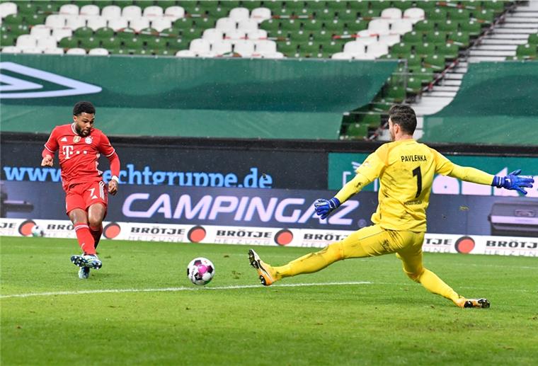 Und Schuss: Münchens Serge Gnabry erzielt gegen Bremen das Tor zum 0:2. 