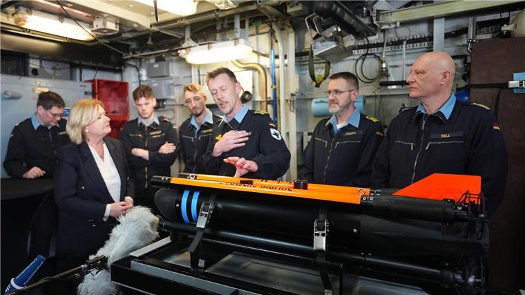 Und sie redete vertraulich mit Soldaten.