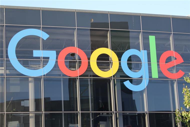 Das wurde bei Google 2019 am meisten gesucht Der Schriftzug "Google" steht in bunten Lettern an einem verglasten Gebäude.