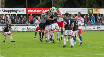 Und wieder brennt es lichterloh im Strafraum der zweiten Mannschaft des Rotenburger Sportvereins. Die Jungs aus der Kreisliga schlugen sich wacker gegen ein Hamburger Bundesliga-Team, das froh war über eine Abwechslung zum harten Alltag im Trainingslager an der Wümme.
