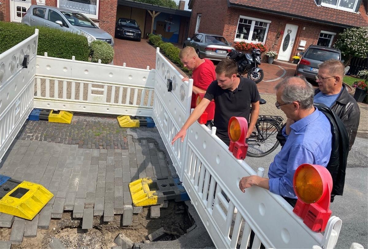 Und wieder klafft in FAH ein Loch in der Straße Und wieder ein Loch in der Fritz-Reuter-Straße: Ortstermin mit CDU-Bürgermeisterkandidat Raoul Krippner (rechts) und Christian Eckhoff (schwarzes Hemd) vom Bürgerverein Friedrich-August-Hütte.