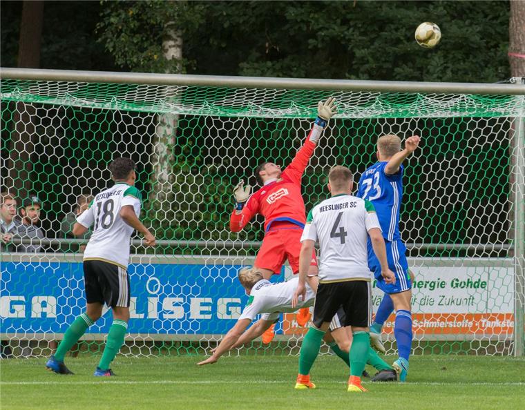 Heeslinger SC startet mit 2:1-Sieg über Uphusen Und wieder einmal hat Heeslingens „Teufelskerl“ im Kasten seine Hand bei diesem Kopfball rechtzeitig oben: Arne Exner zeigte gegen Uphusen gleich zahlreiche Glanzparaden.