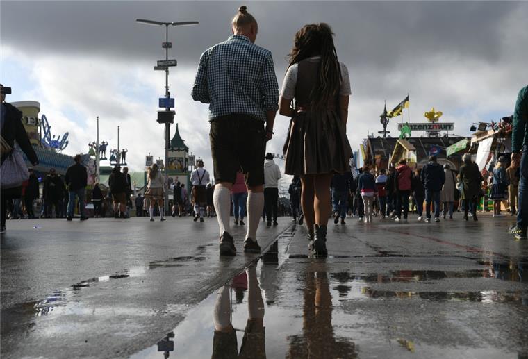 Münchner Oktoberfest zieht verregnete Besucherbilanz Regen auf dem Oktoberfest