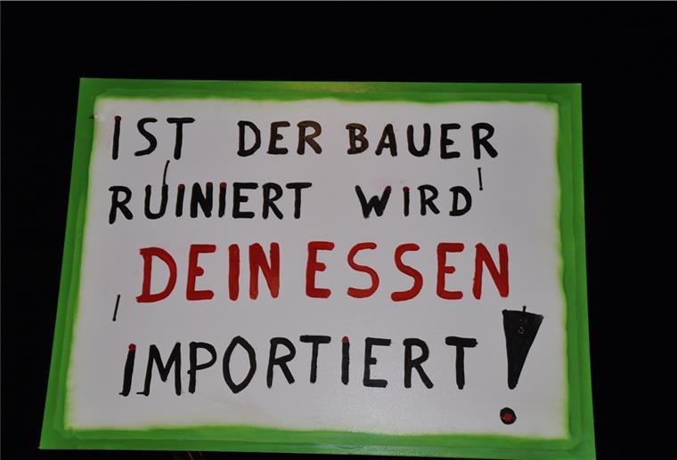 Bauern sind wieder auf der Straße Und wieder sind die Bauern auf der Straße. Sie protestieren vor den Zentrallagern der großen Lebensmittelketten gegen deren Preispolitik.