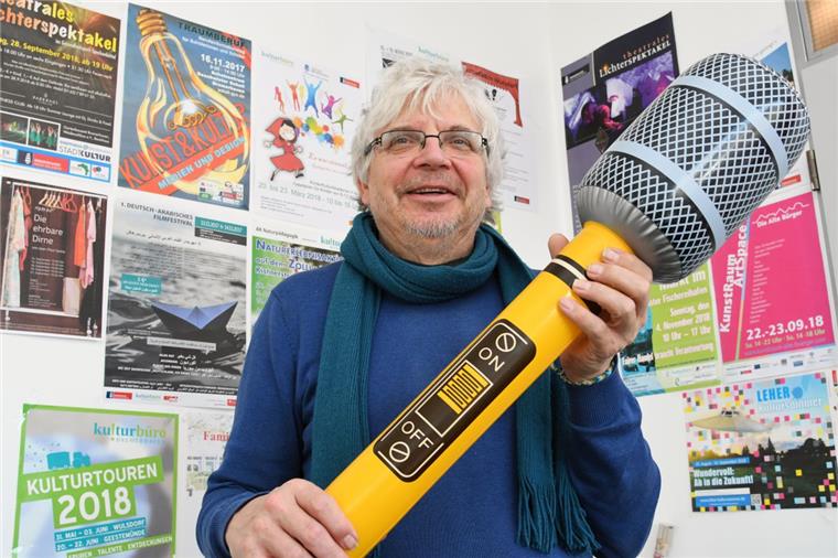 Bremerhaven: Stadtteilkultur-Macher geht in den Unruhestand Unermüdlich hat Jochen Hertrampf 25 Jahre lang mit Kulturveranstaltungen die Stadtteile belebt und dabei immer wieder selbst zum Mikrofon gegriffen. Seit wenigen Tagen ist er offiziell im Ruhestand.