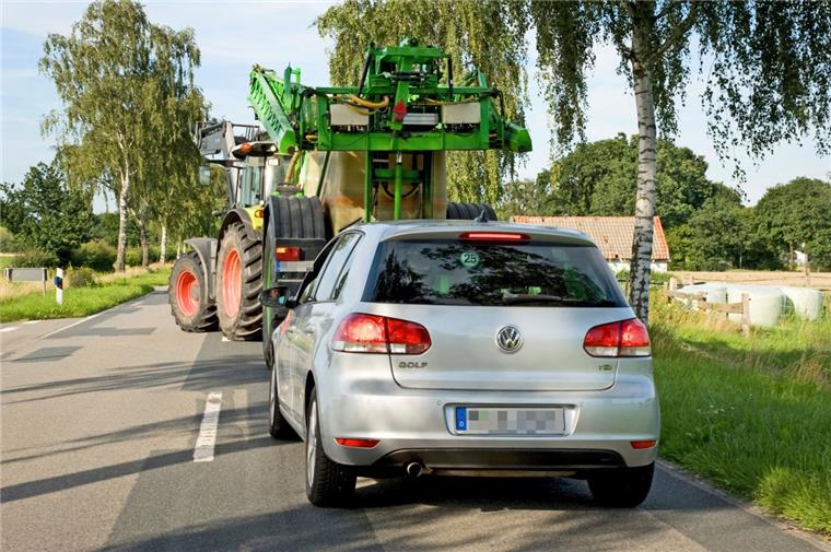 Begegnung mit Traktor kann gefährlich werden Unfälle mit Traktor und Co. sind auf deutschen Straßen zwar relativ selten – allerdings sind diese Unfälle häufig besonders schwer.
