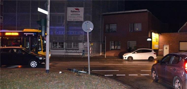Radfahrer bei Kollision am Flötenkiel verunglückt Unfall am Flötenkiel in Bremerhaven-Lehe.