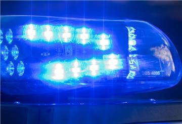  Das Blaulicht auf einem Fahrzeug der Polizei leuchtet in der Dunkelheit. 