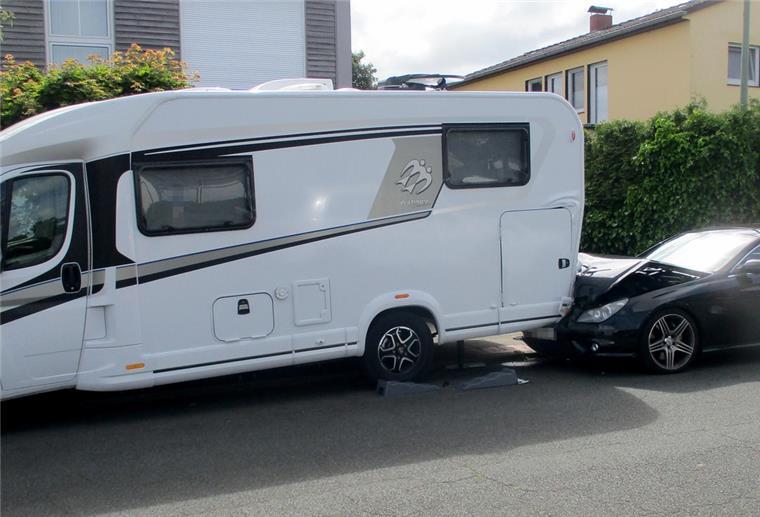 Polizei Bremerhaven: Fehler beim Einparken kostet rund 60.000 Euro Unfall an der Königsberger Straße in Bremerhaven am 14.6.2022. Foto: Polizei Bremerhaven