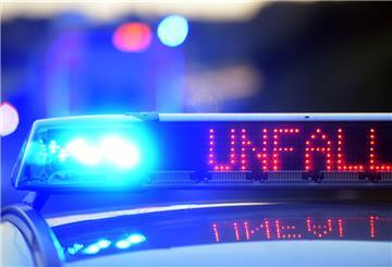 ARCHIV - 11.06.2017, Bayern, Günzburg: Auf einem Polizeifahrzeug warnt eine Leuchtschrift vor einer Unfallstelle. (zu dpa: «Neun Verletzte und Sperrung auf A45 nach Glatteisunfall») Foto: Stefan Puchner/dpa +++ dpa-Bildfunk +++