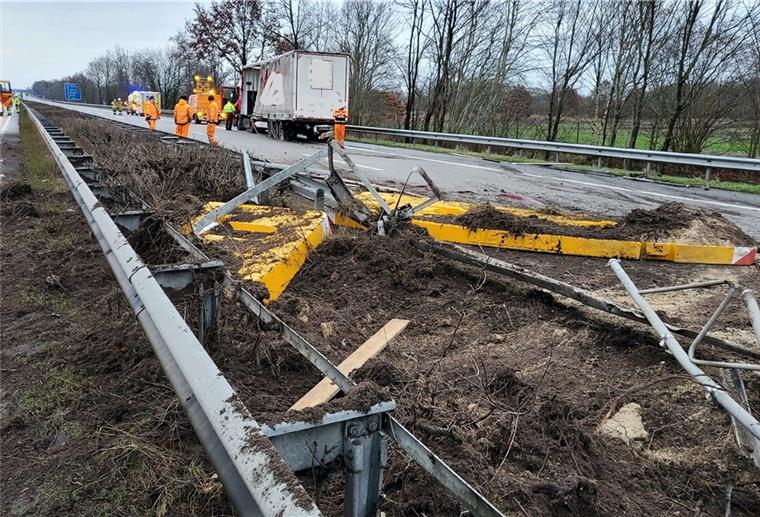A27: Laster kracht bei Bremerhaven in Schutzplanken Unfall auf der A27 bei Bremerhaven-Süd.
