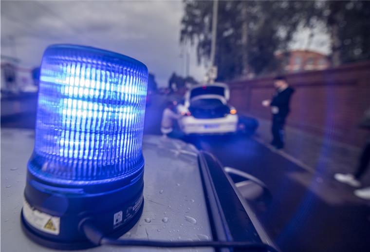 Unfall auf der A27: Mann (60) fällt in Sekundenschlaf Unfall auf der A27 nach Sekundenschlaf im Süden von Bremerhaven.