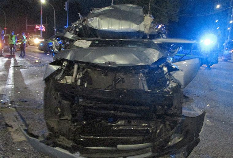 Auto wird in Bremerhaven von Transporter gerissen Unfall auf der Cherbourger Straße: Das Auto wurde arg zerbeult.