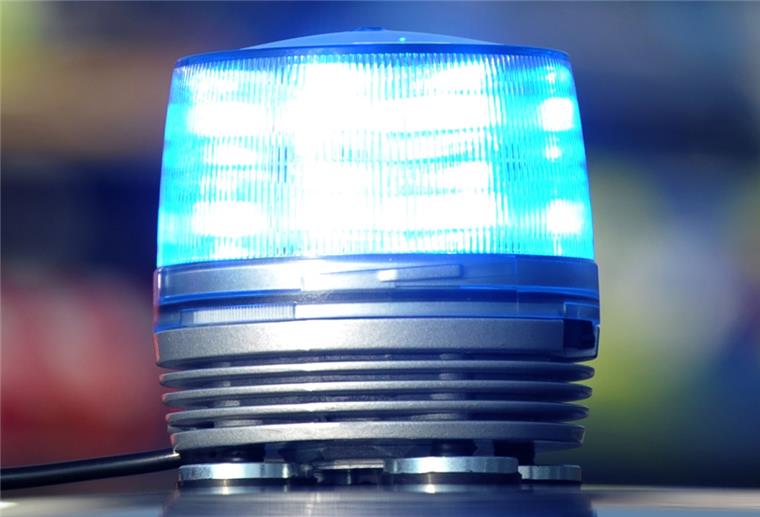 Das Blaulicht eines Streifenwagens der Polizei leucht am 19.04.2016 auf der Autobahn A7 bei Niederstotzingen (Baden-Württemberg).