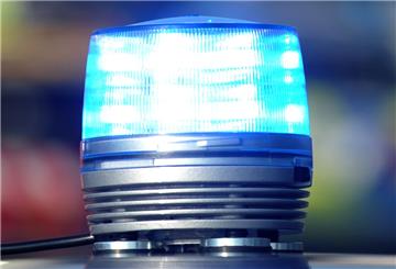 Das Blaulicht eines Streifenwagens der Polizei leucht am 19.04.2016 auf der Autobahn A7 bei Niederstotzingen (Baden-Württemberg).