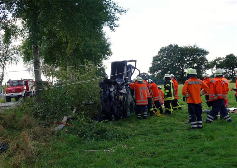 Unfall bei Frelsdorf: Junge Frau kommt mit ihrem Auto von der Straße ab Unfall auf der K 40: Das Auto kollidierte mit einem Stromkasten und einem Baum.