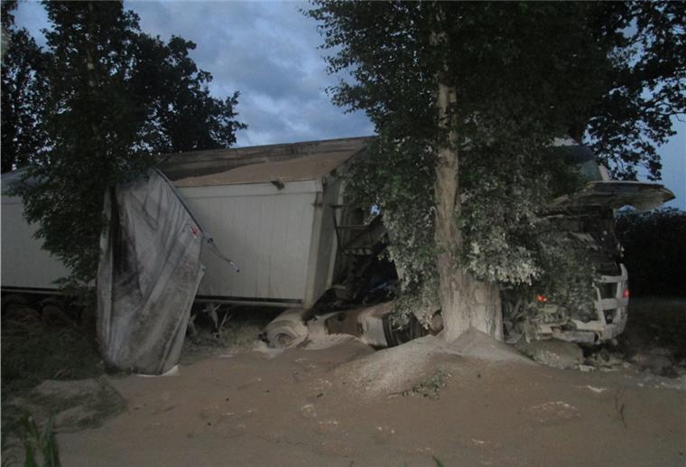 Ebersdorf: Sattelzug kracht gegen Baum Unfall auf der L119 zwischen Großenhain und Ebersdorf.