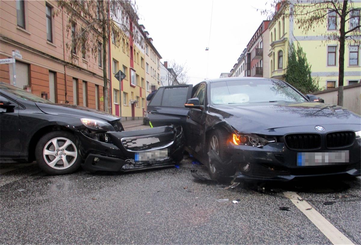 Unfall in Geestemünde: Mehr als 20.000 Euro Sachschaden Die beiden Autos stießen am Montagnachmittag auf der Schillerstraße in Bremerhaven-Geestemünde zusammen.