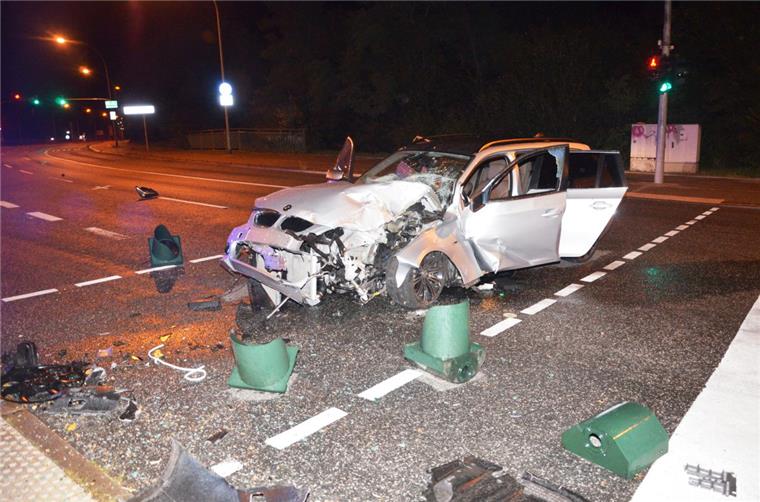 Unfall auf der Weserstraße: Der BMW hat nur noch Schrottwert.