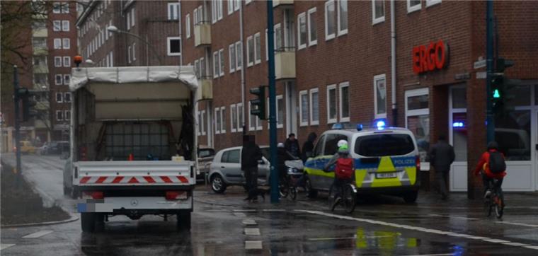 Geestemünde: Eine Verletzte (20) nach missglücktem Wendemanöver Unfall bei einem Wendemanöver in Bremerhaven-Geestemünde.