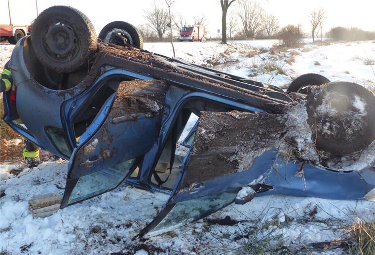 Lintig: Auto überschlägt sich in Graben, der Fahrer hat unglaubliches Glück Unfall bei Lintig: Dieses Auto ist auf dem Dach gelandet.