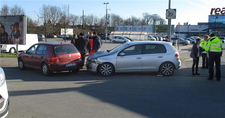 Kopfverletzungen nach Autounfall an der Pferdebade Unfall beim Real-Markt in Bremerhaven-Lehe.