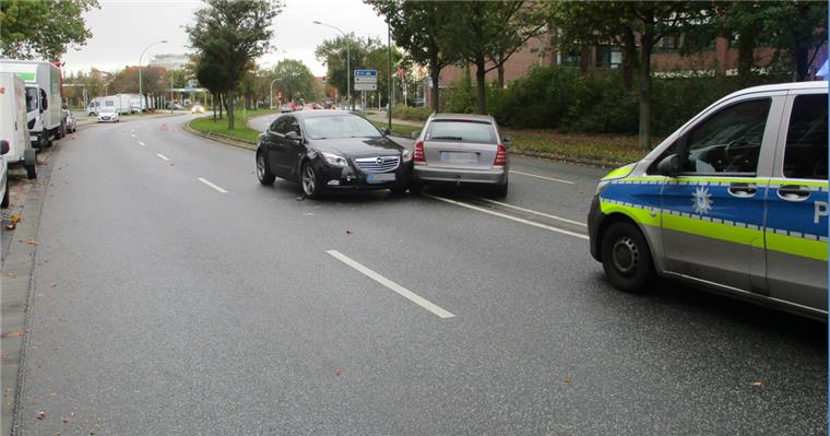 Geestemünde: Autofahrer (83) verursacht Kollision bei Wendemanöver Unfall beim Wenden in Geestemünde.