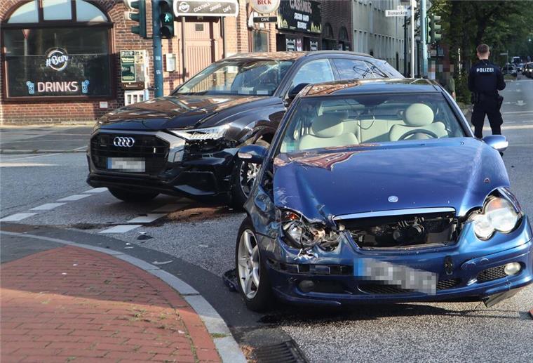 Zwei Verletzte bei Verkehrsunfall in Bremerhaven: 40.000 Euro Schaden Zwei Autos kollidierten auf der Kreuzung in Bremerhaven-Geestemünde.