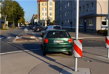 Auto auf  Straße, Kreisel, mit Fahnenmast