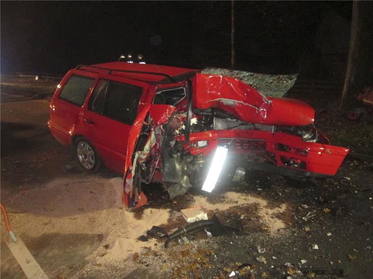 78-Jähriger stirbt bei Unfall in Basdahl Unfall in Basdahl: Ein 78-jähriger Mann prallte mit seinem Wagen am frühen Sonnabendmorgen gegen einen Straßenbaum. Noch an der Unfallstelle erlag er seinen Verletzungen.