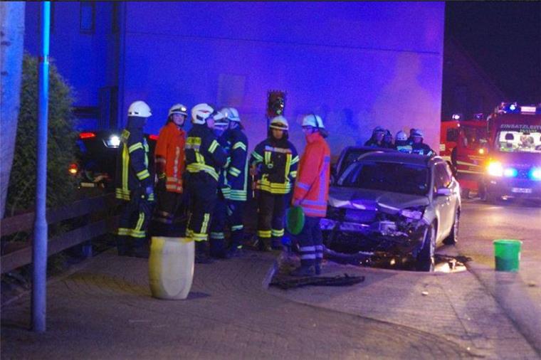 Unfall in Beers: Fahrer (26) kracht gegen parkende Autos Unfall in Bederkesa: Die Freiwillige Feuerwehr kümmerte sich erst um die verletzten Insassen, anschließend um die ausgelaufenen Betriebsstoffe.
