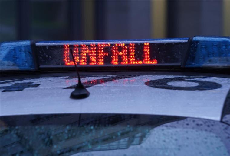 Verkehrsunfall in Hannover-Bult: Eine Mutter und ihr Kind wurden beim Überqueren der Straße von einem Transporter erfasst. Das Bild zeigt einen Polizeiwagen mit dem Warnhinweis Unfall.