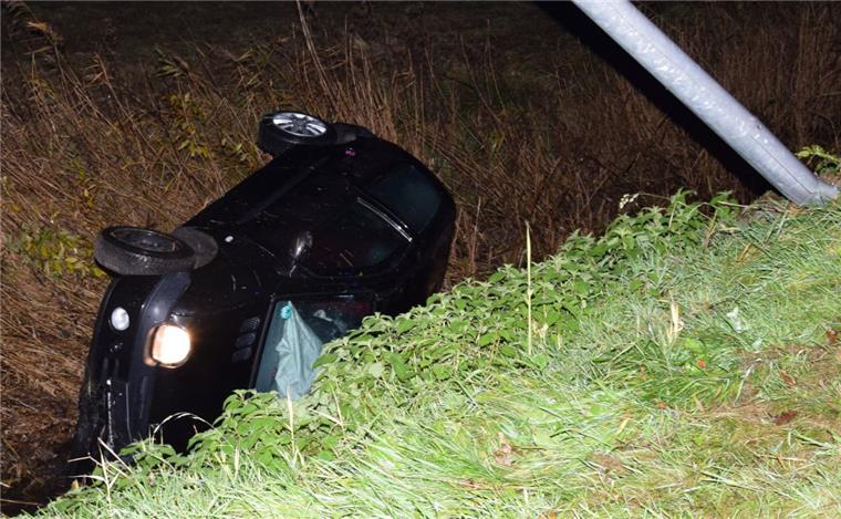 Unfall in Nordenham: Auto schleudert in Graben Unfall in Nordenham: An der Kreuzung Atenser Allee/B212 wurde ein Auto in den Graben geschleudert.