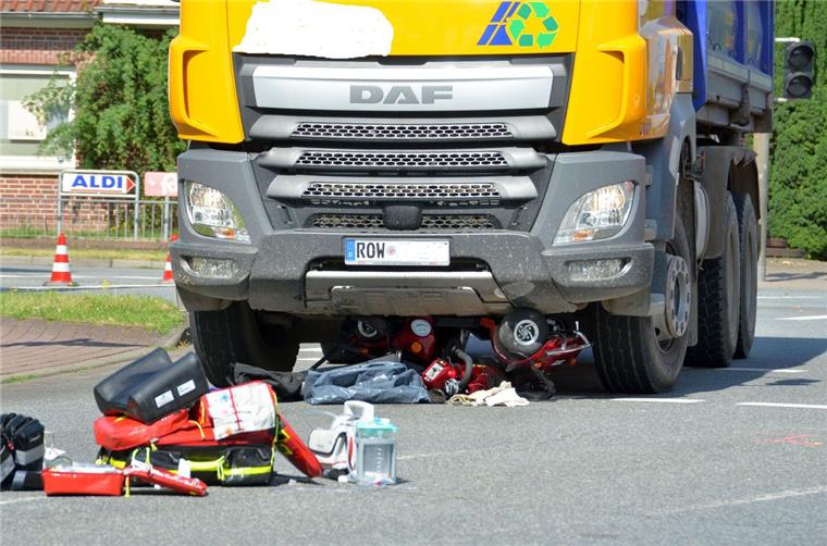 Unfall in Zeven: Das Elektromobil geriet unter den schwere Lastwagen und wurde völlig zerstört. 
