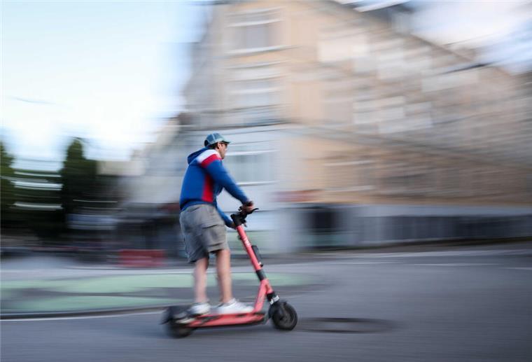 E-Scooter bricht während der Fahrt – 61-Jähriger stürzt in Bremerhaven E-Scooter-Unfall in der Hafenstraße: Ein technischer Defekt führte zum Sturz eines 61-Jährigen. Der Mann kam ins Krankenhaus.