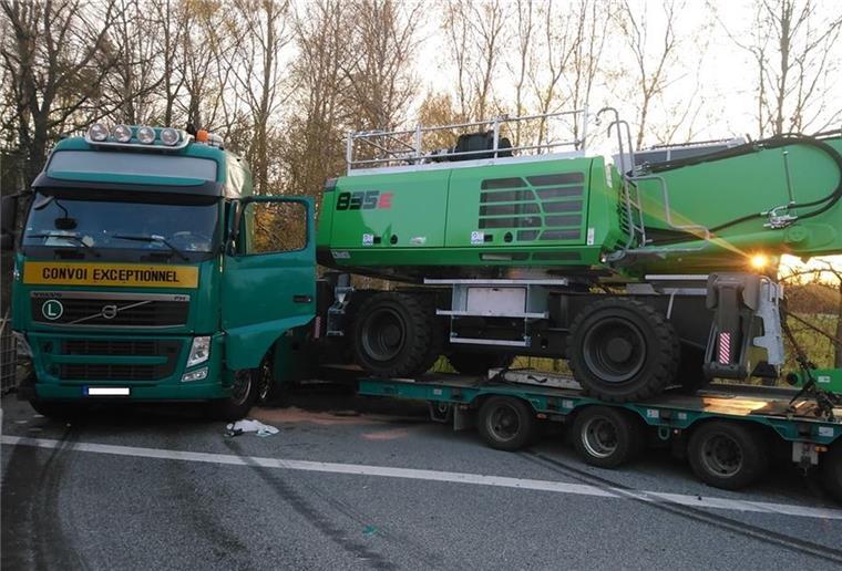 A27: Schwertransporter verunglückt bei Uthlede Unfall mit Schwertransporter auf der A27.